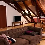 Historic Cathedral View In The Heart Of 4th Floor - No Lift Apartment *