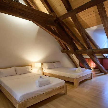 Historic Cathedral View In The Heart Of 4th Floor - No Lift 公寓